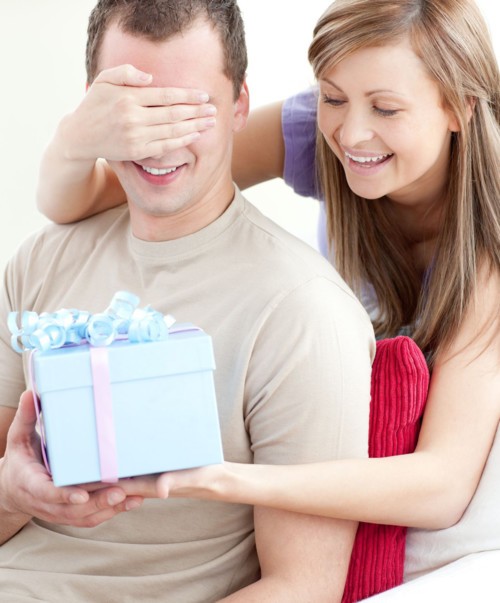 الهدايا ودورها في تعزيز الحب بين الزوجين