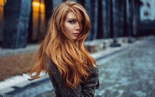 لماذا يجذب الرجال إلى النساء ذات الشعر الطويل؟