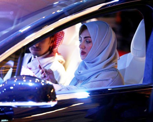 معرض سيارات للنساء فقط... في جدة!