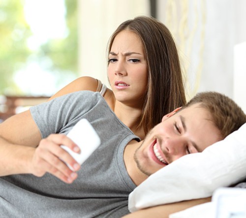 10 علامات تشير أن زوجك على علاقة بأمرأة أخرى
