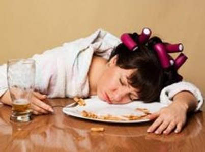 لماذا نشعر بالتعب والنعاس بعد الأكل؟