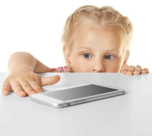 كيف تؤثر الهواتف الذكية على سلوك أولادنا؟