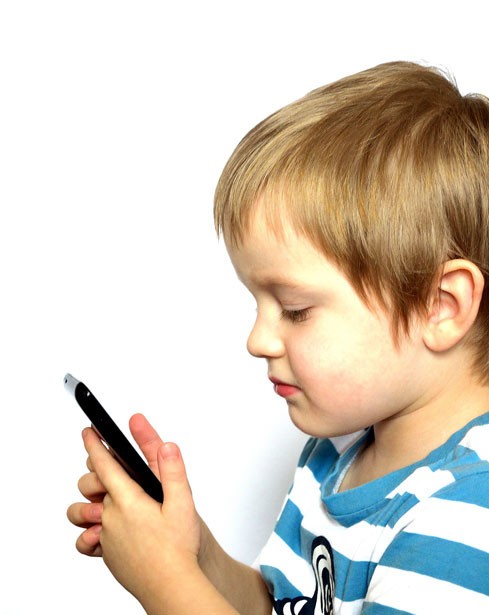 دراسة: إستخدام الأطفال للهواتف الذكية يؤدي الى مشاكل في السلوك!