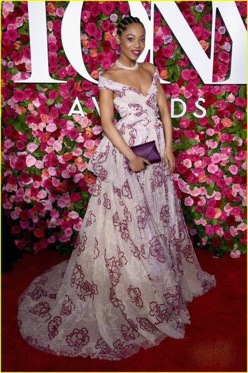 نجمات حفل Tony Awards أنيقات بحقائب تايلر إيليس