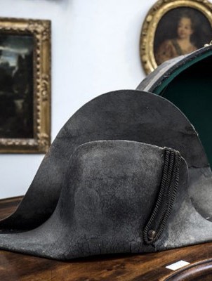 طرح قبعة نابليون للبيع في فرنسا‎