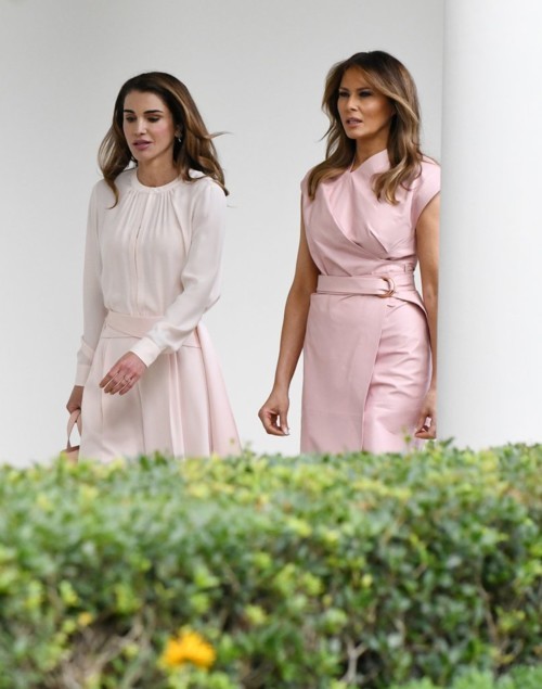 الملكة رانيا ونظيرتها ميلانيا ترامب تطلقان صيحة الزهري الفاتح