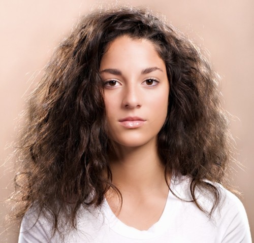 5 عادات سيئة تؤدي إلى تجعّد الشعر