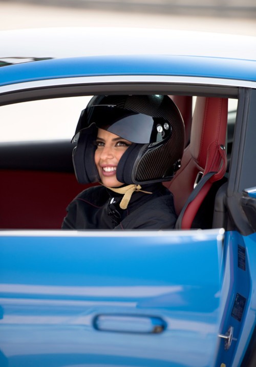 مقابلة مع أسيل الحمد أول امرأة سعودية تقود سيارة فورميلا 1!