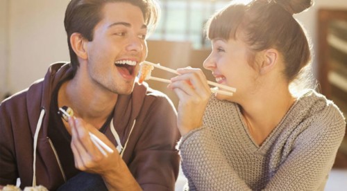 هل تعلمين أن الأزواج الذين يتناولون الطعام سوياً هم أقرب إلى بعضهم البعض؟