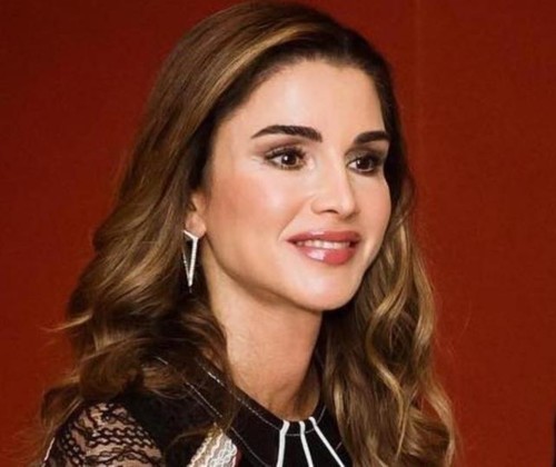 إطلالة الملكة رانيا تضجّ أناقة والمصمم لبناني