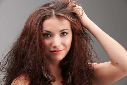 كيف تتخلصين من صبغة الشعر غير المرغوب بها؟