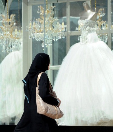 ما أسباب عزوف الشباب الإماراتي عن الزواج؟