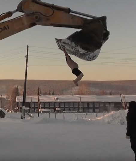 بالفيديو: رجل يتحدى البرد القارص بطريقة جنونية!