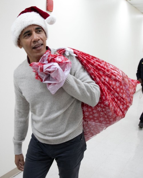 بالفيديو:باراك أوباما بدور "بابا نويل"