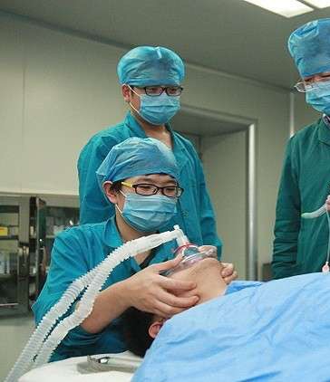 بالصورة:جراح صيني يغفو ممسكا بيد المريض!