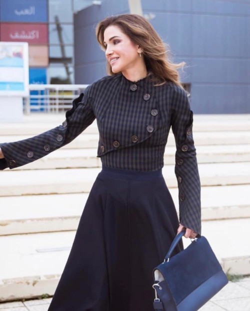 الملكة رانيا العبدالله تزينها إحدى حقائب HALM