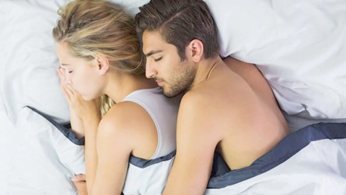 8 فوائد للنوم من دون ملابس داخلية