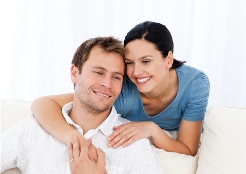ما هي فوائد العناق في الحياة الزوجية؟