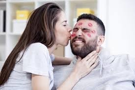 7 فوائد لتقبيل الزوج