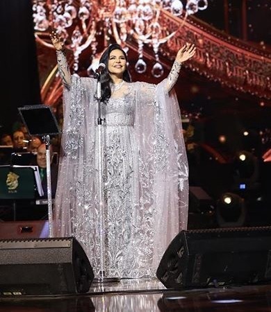 أحلام بفستان براق في أول حفل لها في الرياض