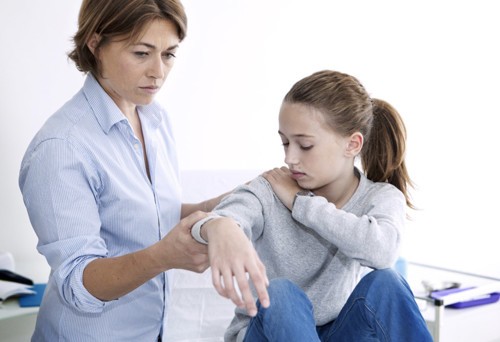 التهاب مفاصل الأطفال: 6 علامات وأعراض