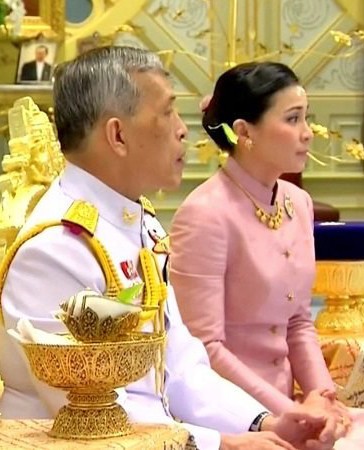 ملك تايلاند يتزوج مضيفة طيران سابقة وينصبها ملكة