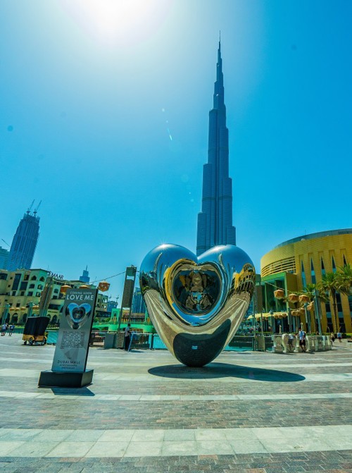 تمثال LOVE ME تزين وسط مدينة دبي