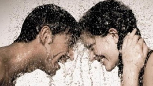 11 فائدة مذهلة للاستحمام مع زوجك