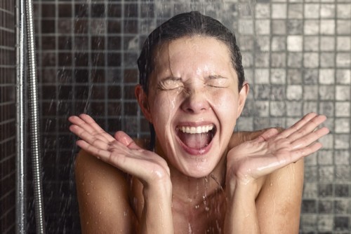 6 فوائد مفاجئة للحمام البارد اليومي