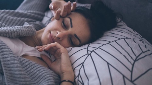 لماذا تحتاج النساء إلى النوم أكثر من الرجال؟