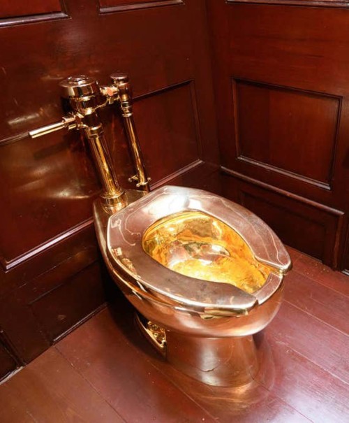 سرقة "المرحاض الذهبي" الثمين والشهير