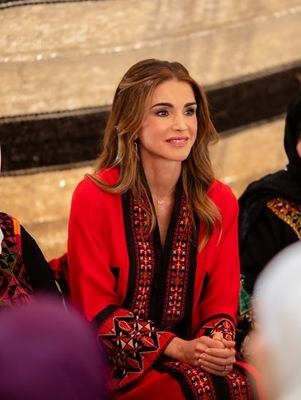 إكتشفي إطلالة الملكة رانيا بالزيّ التقليدي الأردني