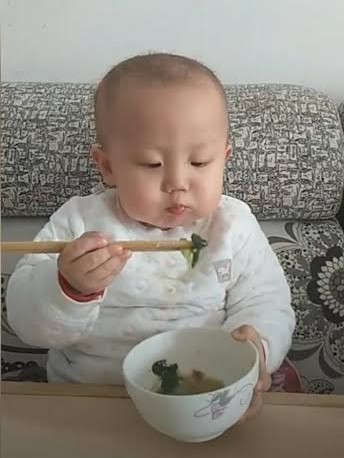 بالفيديو: طفل في الثانية من عمره يأكل بطريقة احترافية