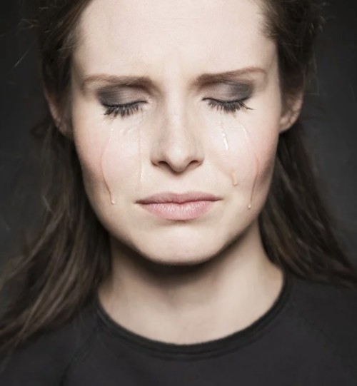 5 فوائد صحيّة مفاجئة للبكاء