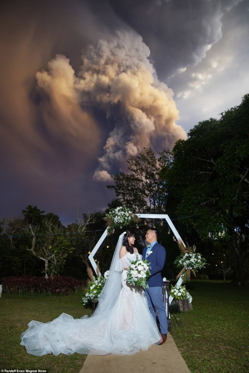 زوجان يقيمان حفل زفافهما تحت دخان بركان