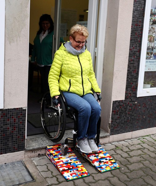 إمرأة تصنع ممرات من الليغو لمساعدة ذوي الإعاقة