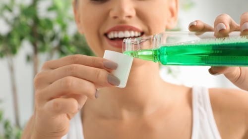 ما هي فوائد استخدام غسول الفم؟