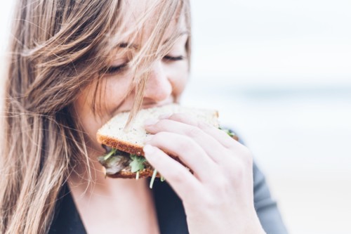 ما هي استراتجية الأكل الواعي؟ وهل تساعد على فقدان الوزن؟