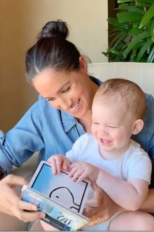 بالفيديو: ميغان تظهر مع ابنها بإطلالة منزلية عصرية