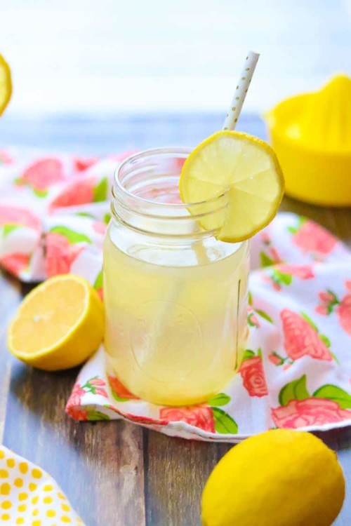 تخلّصي من السموم بمشروب الماء مع الليمون