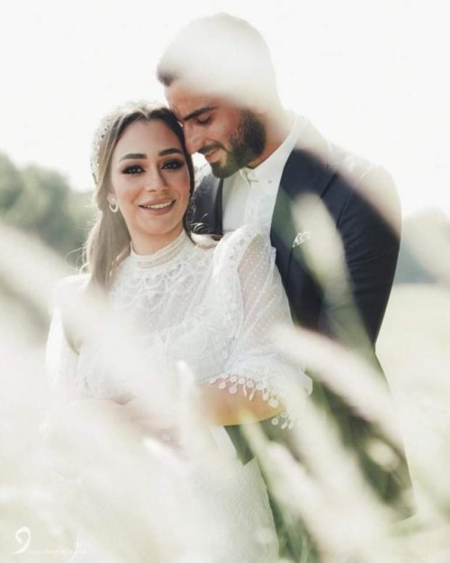 إطلالة مشعّة لزوجة محمد الشرنوبي يوم زفافها