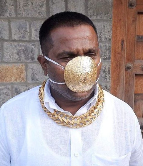 بالصور:رجل هندي يشتري كمامة من الذهب!