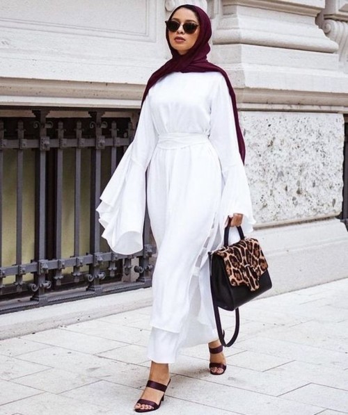 الفساتين البيضاء: كيف ترتدينها بحشمة لعيد الأضحى؟