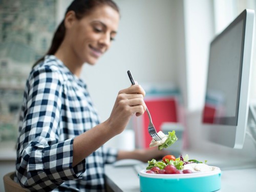 كيفية منع الإفراط في تناول الطعام عند العمل من المنزل