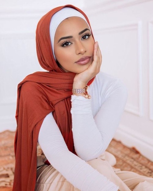 5 ألوان تميّزك في يوم المرأة الإماراتية