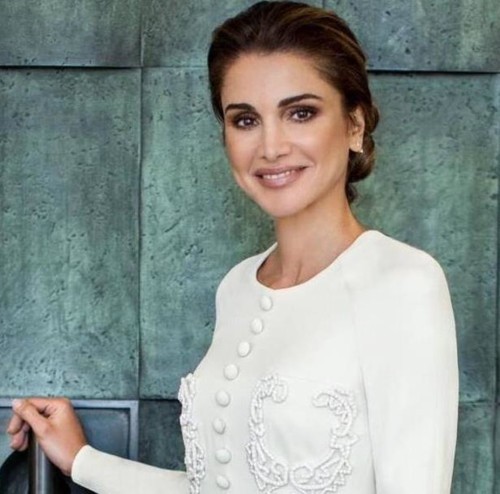 بمناسبة عيدها الـ50، الملكة رانيا بفستان من توقيع سعودي