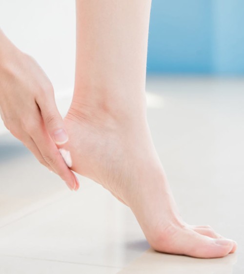 5 طرق طبيعية لإزالة تشقق القدمين