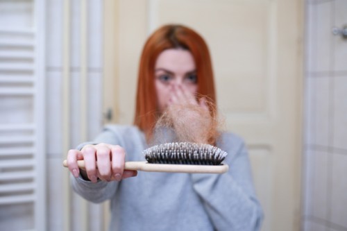 8 أسباب شائعة لتساقط الشعر عند النساء