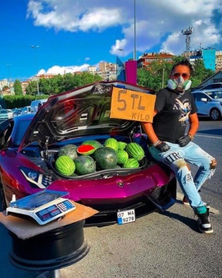 بالصور:شخص يعرض بطيخ للبيع في سيارة لمبرجيني