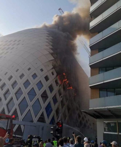 حريق يلتهم مبنى زها حديد في بيروت